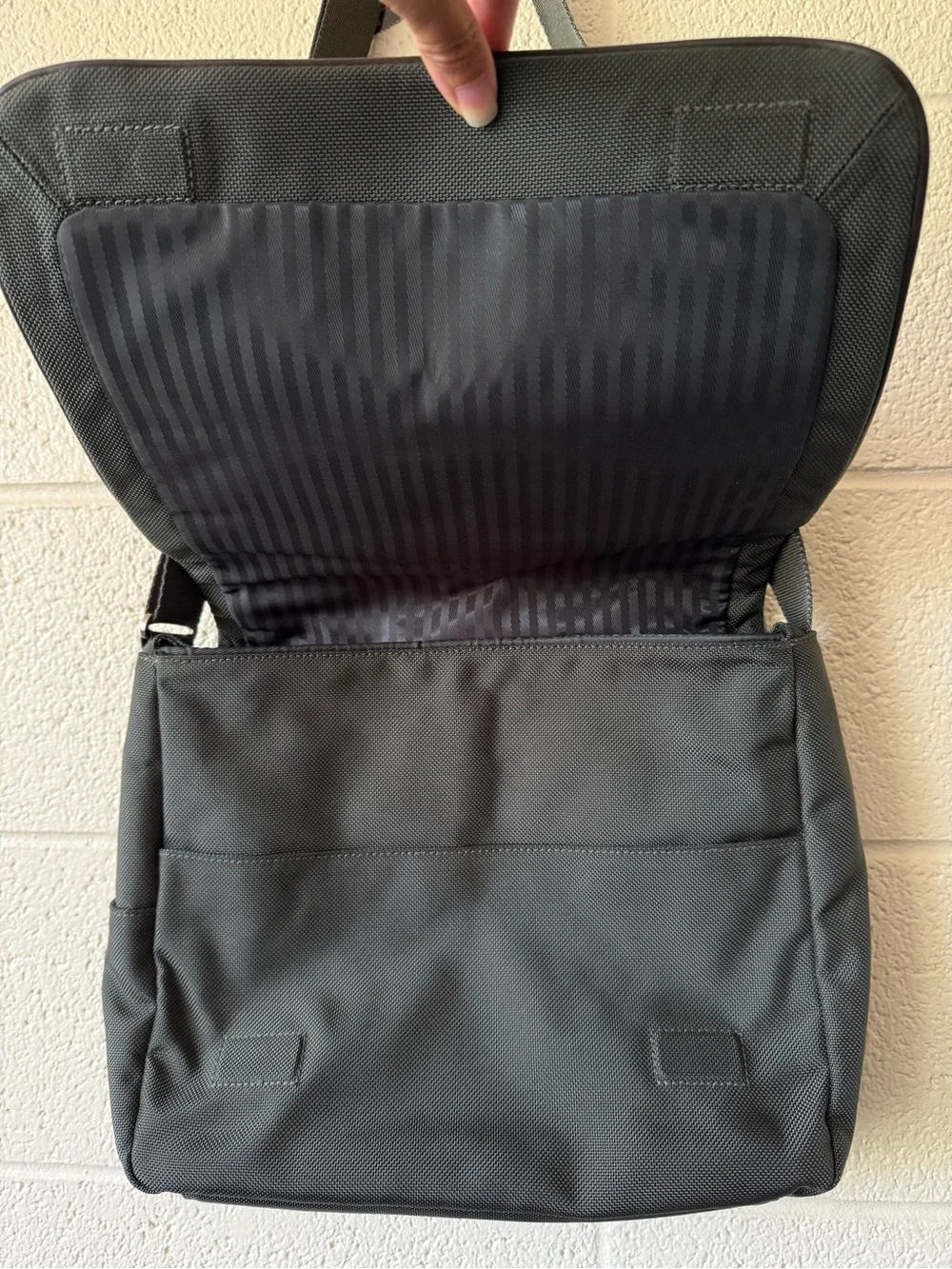 Tumi Messenger Tech Bag Ballistic Nylon Leather Trim Green Unisex NWT